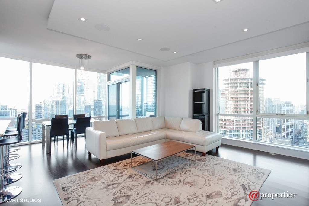 505 N Mcclurg Court #4305 Chicago, Illinois 60611 - Living Room / Dining Room