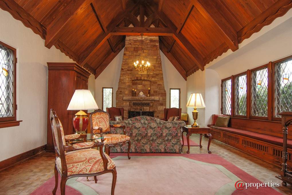 172 Maplewood Road Riverside, Illinois 60546 - Living Room