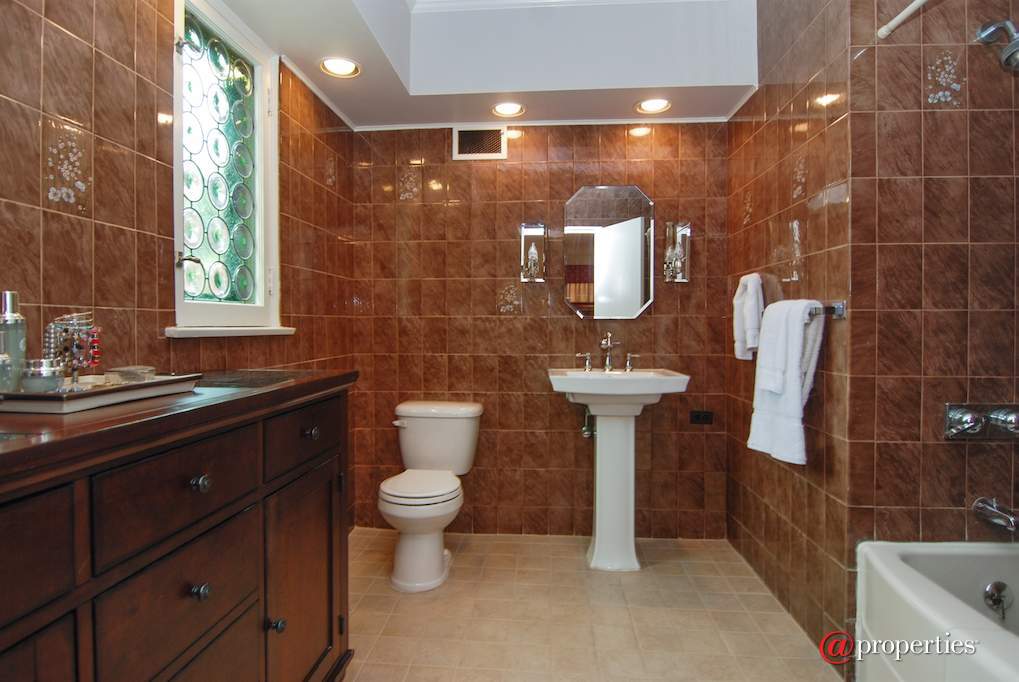 172 Maplewood Road Riverside, Illinois 60546 - Master Bathroom