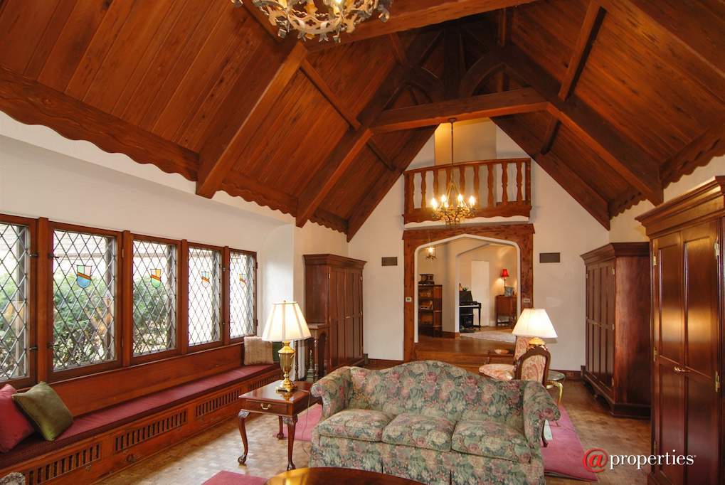 172 Maplewood Road Riverside, Illinois 60546 - Living Room