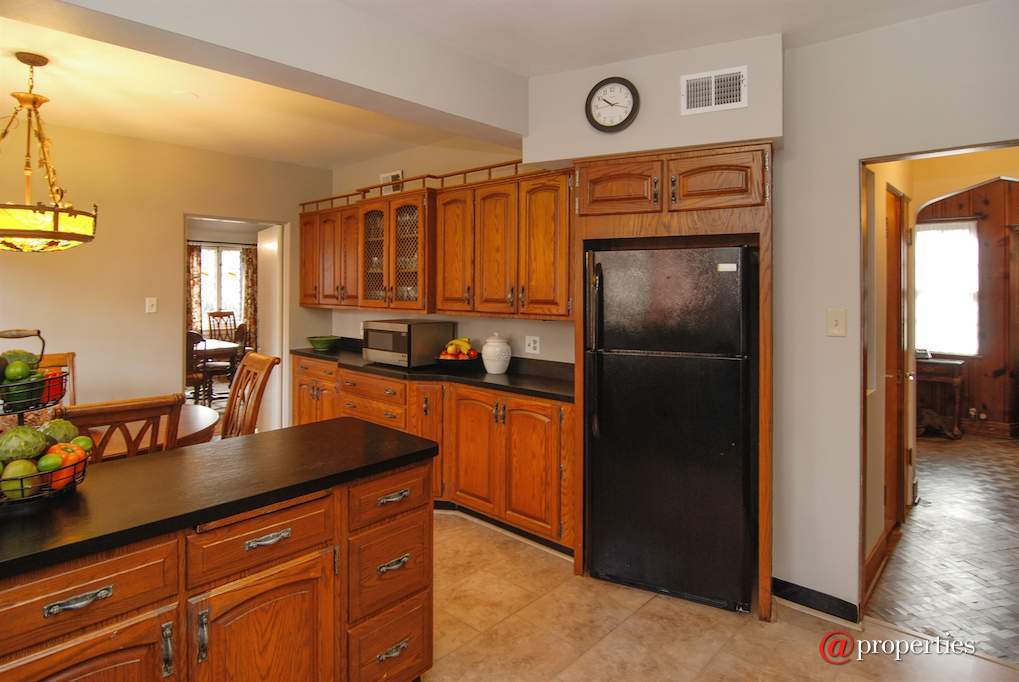 172 Maplewood Road Riverside, Illinois 60546 - Kitchen