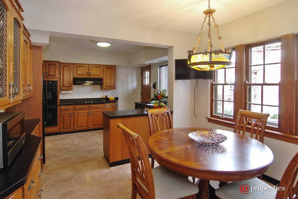 172 Maplewood Road Riverside, Illinois 60546 - Kitchen