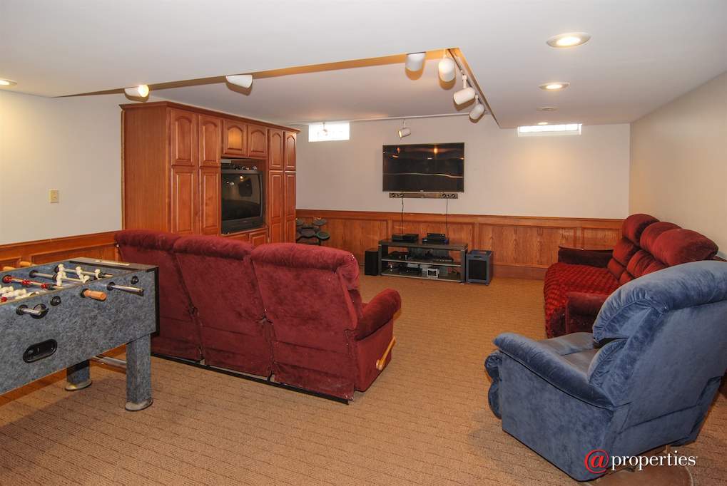 172 Maplewood Road Riverside, Illinois 60546 - Family Room