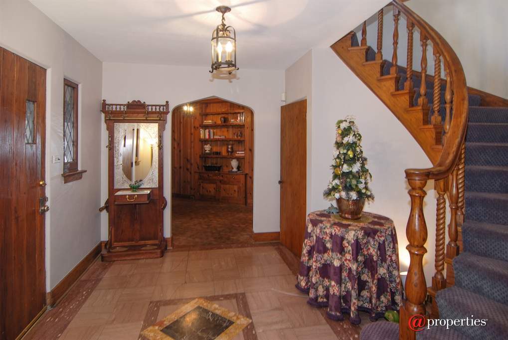 172 Maplewood Road Riverside, Illinois 60546 - Foyer