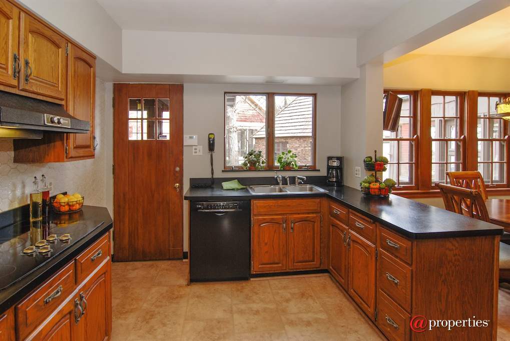 172 Maplewood Road Riverside, Illinois 60546 - Kitchen