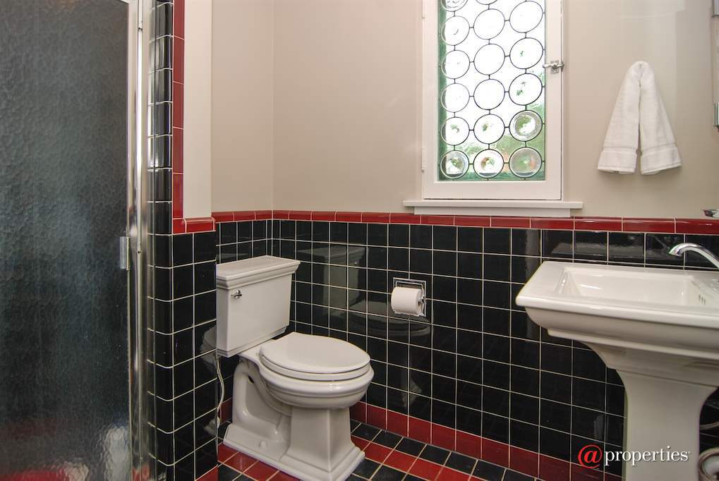 172 Maplewood Road Riverside, Illinois 60546 - Bathroom