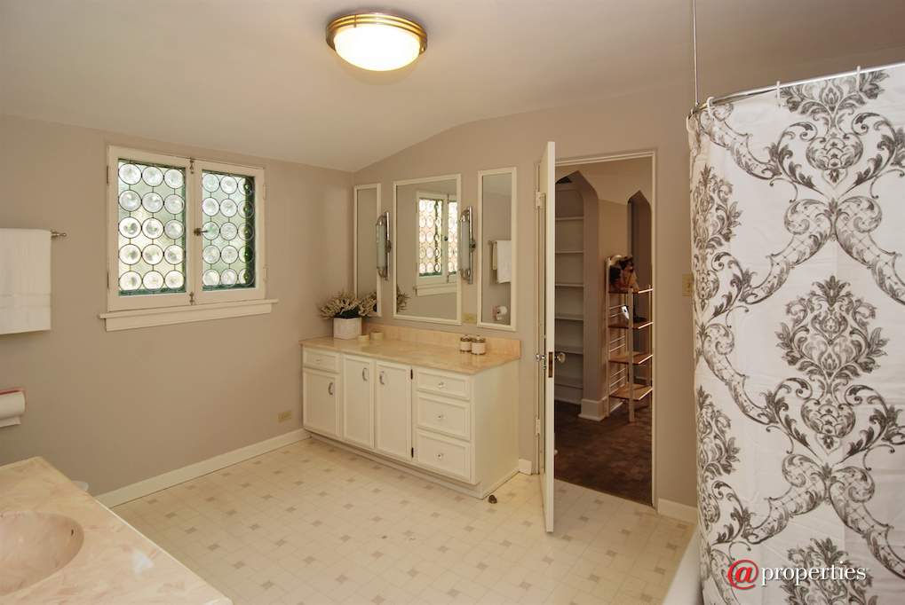 172 Maplewood Road Riverside, Illinois 60546 - Bathroom