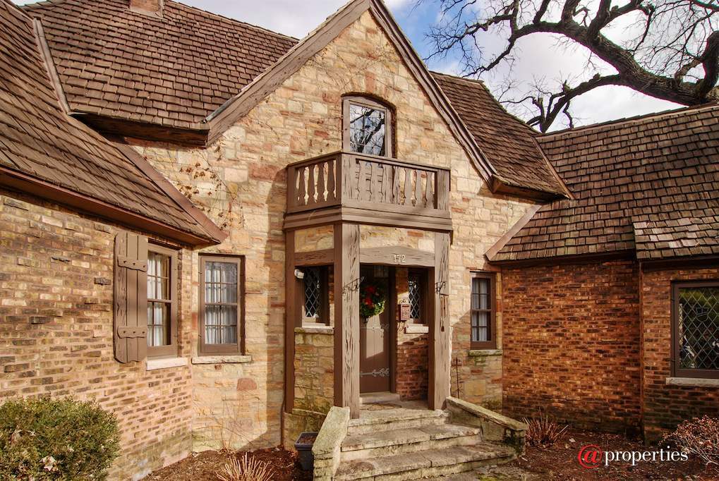 172 Maplewood Road Riverside, Illinois 60546 - Entryway