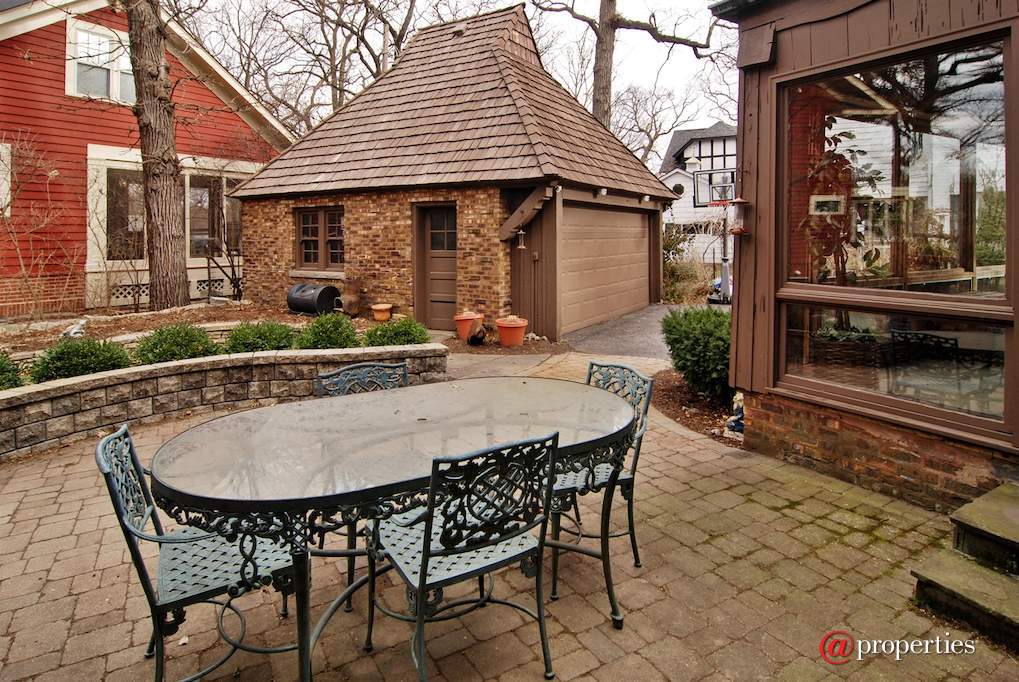 172 Maplewood Road Riverside, Illinois 60546 - Patio
