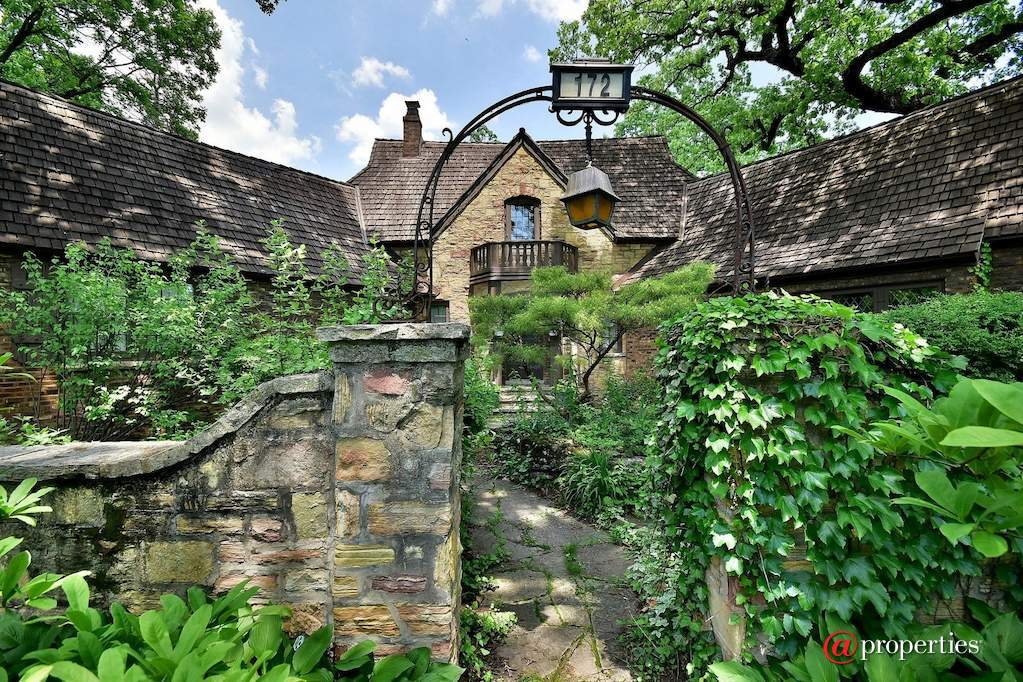 172 Maplewood Road Riverside, Illinois 60546 - Courtyard Wall