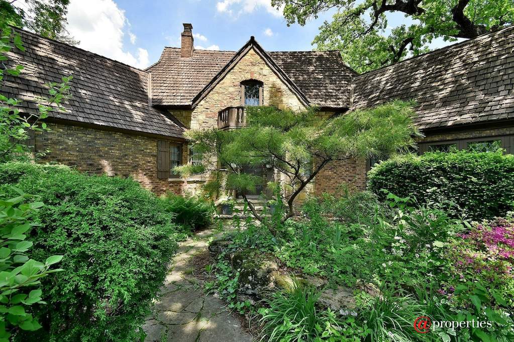 172 Maplewood Road Riverside, Illinois 60546 - Courtyard View