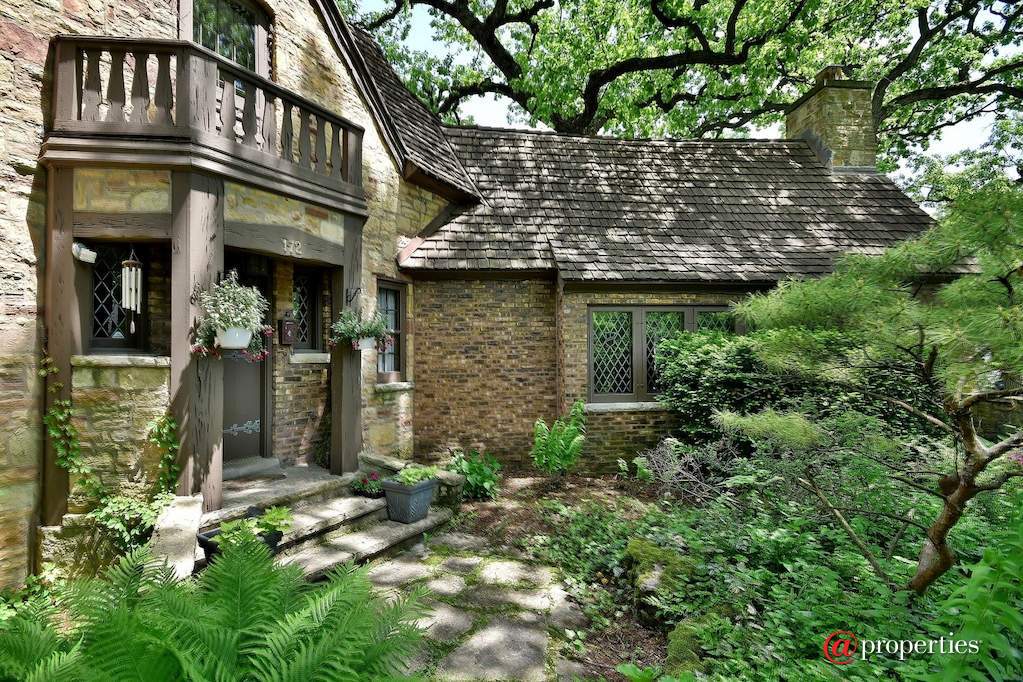 172 Maplewood Road Riverside, Illinois 60546 - Entrance and Courtyard