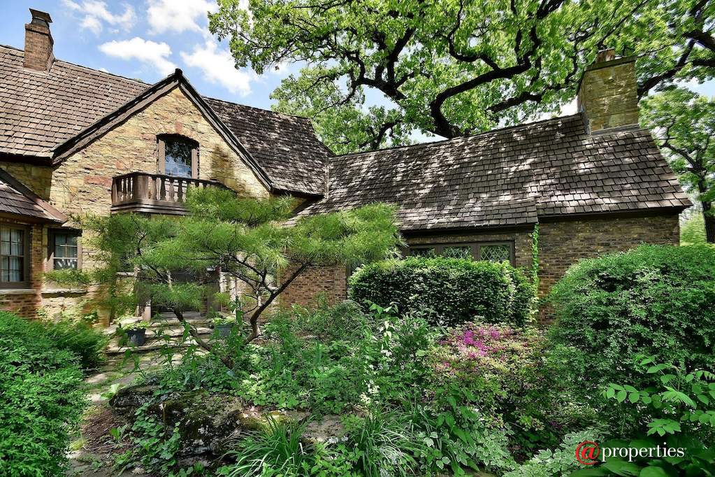 172 Maplewood Road Riverside, Illinois 60546 - Courtyard