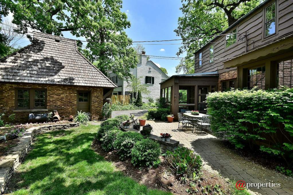 172 Maplewood Road Riverside, Illinois 60546 - Garage and Porch