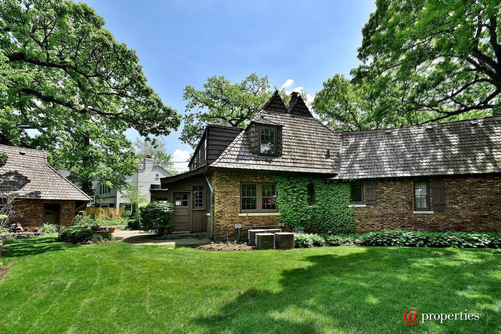 172 Maplewood Road Riverside, Illinois 60546 - West Side of Home
