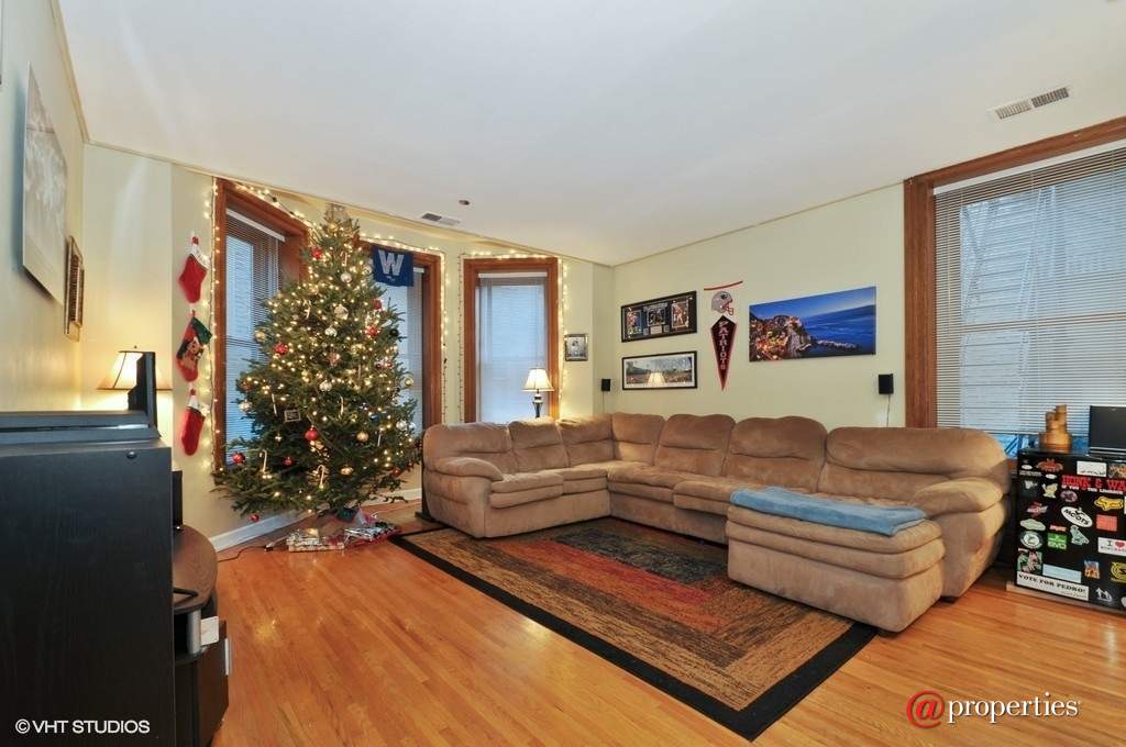 550 W Surf Street #215 Chicago, Illinois 60657 - Living Room 2