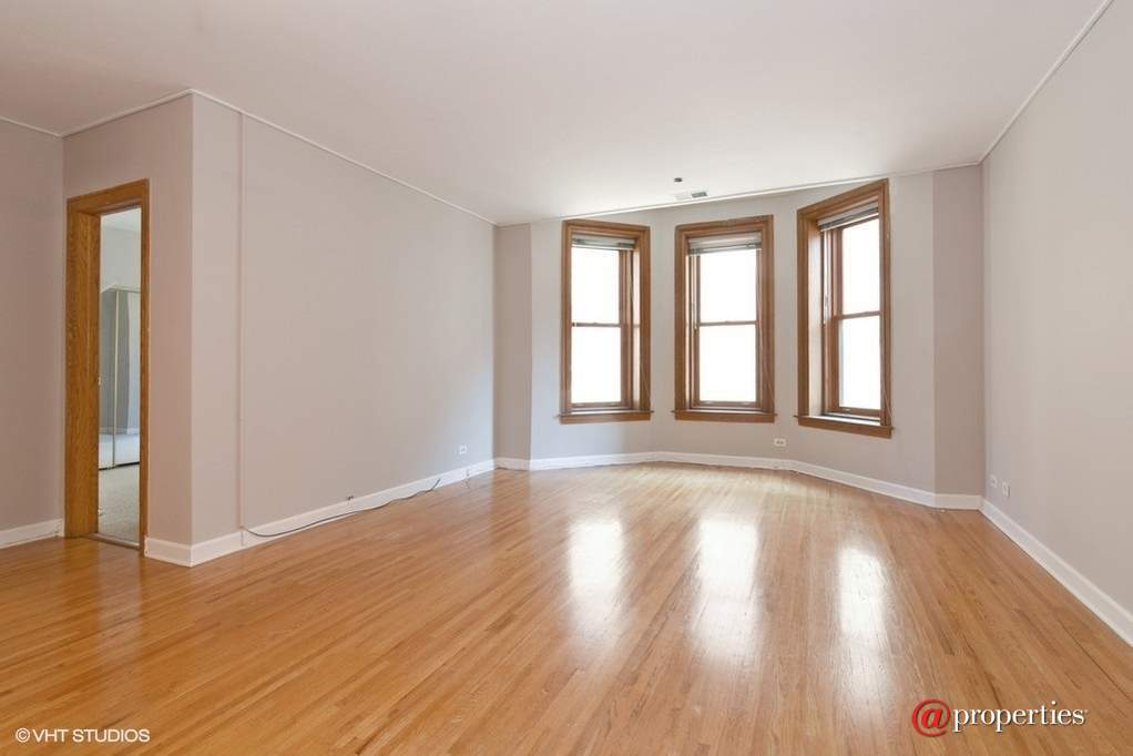 550 W Surf Street #215 Chicago, Illinois 60657 - Living Room