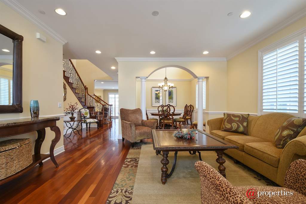 763 Division Street Barrington, Illinois 60010 - Living Room