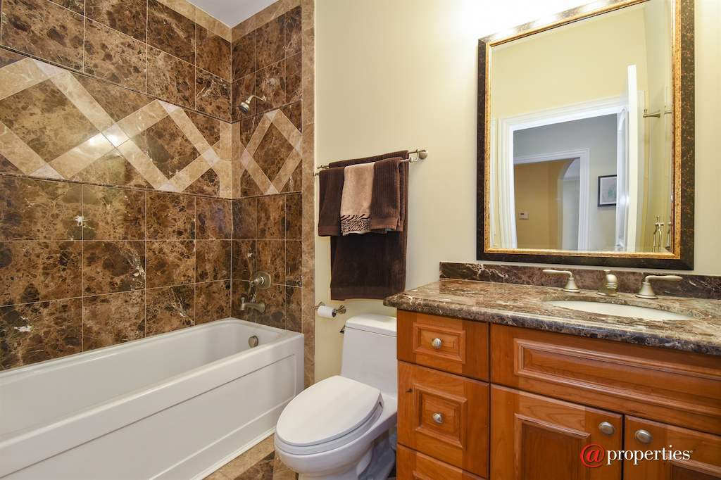 763 Division Street Barrington, Illinois 60010 - 4th Bathroom