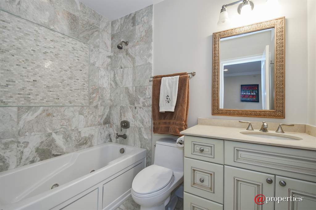 763 Division Street Barrington, Illinois 60010 - 2nd Bathroom