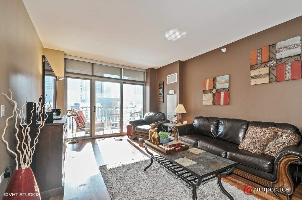 600 N Dearborn Street #1606 Chicago, Illinois 60654 - Living Room
