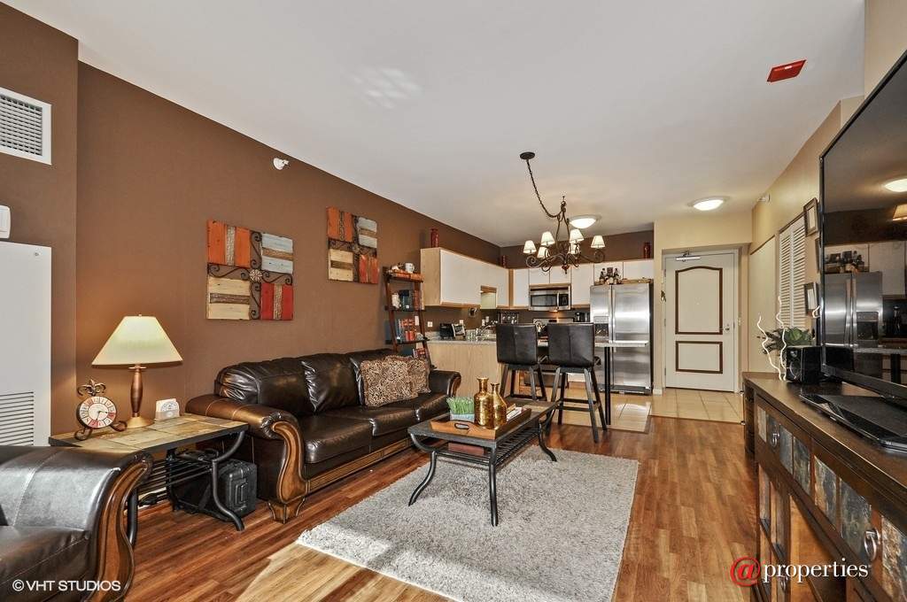 600 N Dearborn Street #1606 Chicago, Illinois 60654 - Kitchen / Living Room
