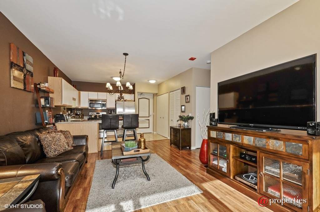600 N Dearborn Street #1606 Chicago, Illinois 60654 - Kitchen/Living