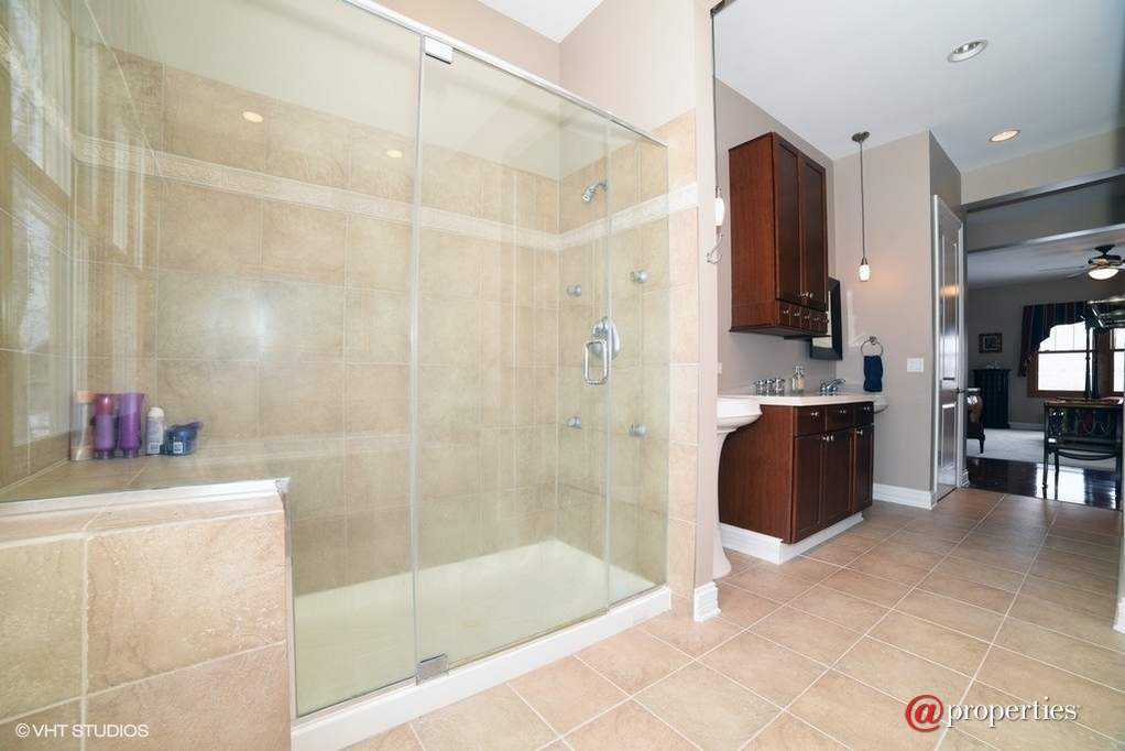 40W326 Edgar Lee Masters Lane St. Charles, Illinois 60175 - Master Bathroom