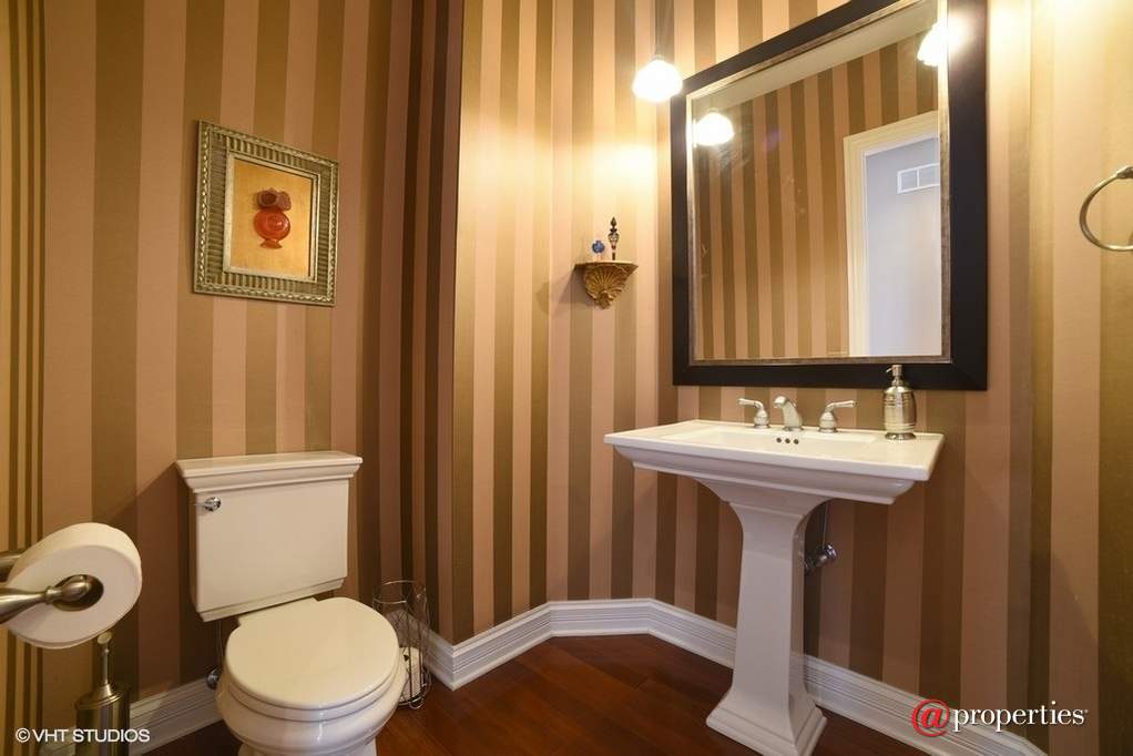 40W326 Edgar Lee Masters Lane St. Charles, Illinois 60175 - Powder Room