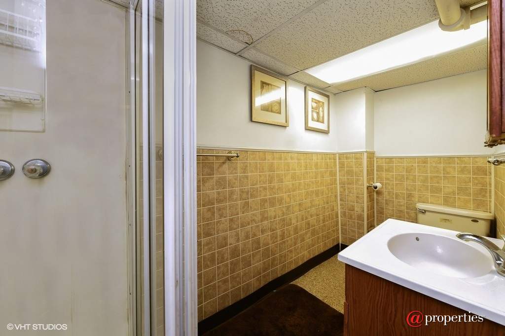 7828 S Eberhart Avenue Chicago, Illinois 60619 - Bathroom