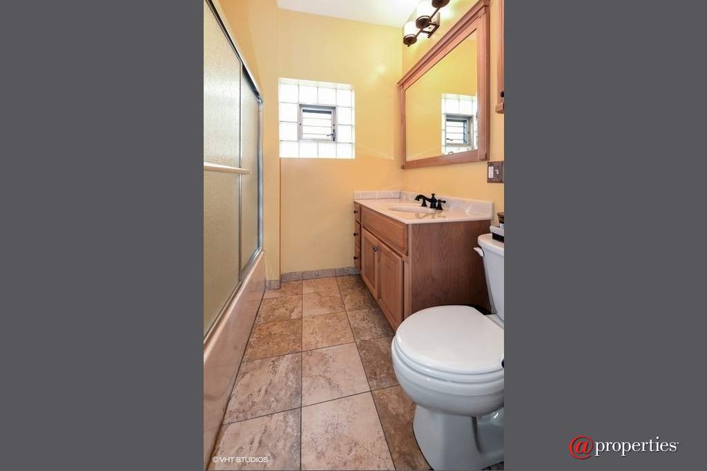 7828 S Eberhart Avenue Chicago, Illinois 60619 - Bathroom