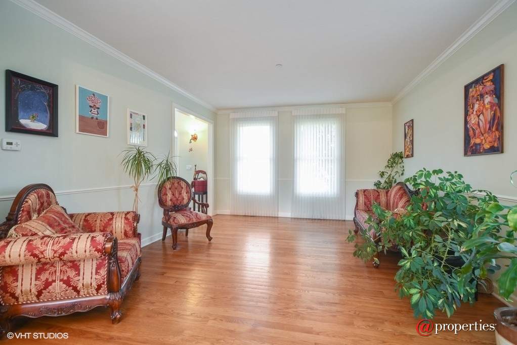 1905 E Euclid Avenue Mount Prospect, Illinois 60056 - Living Room
