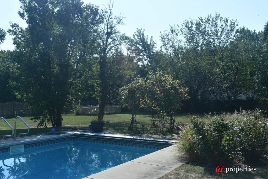 1905 E Euclid Avenue Mount Prospect, Illinois 60056 - Gorgeous Landscaping!