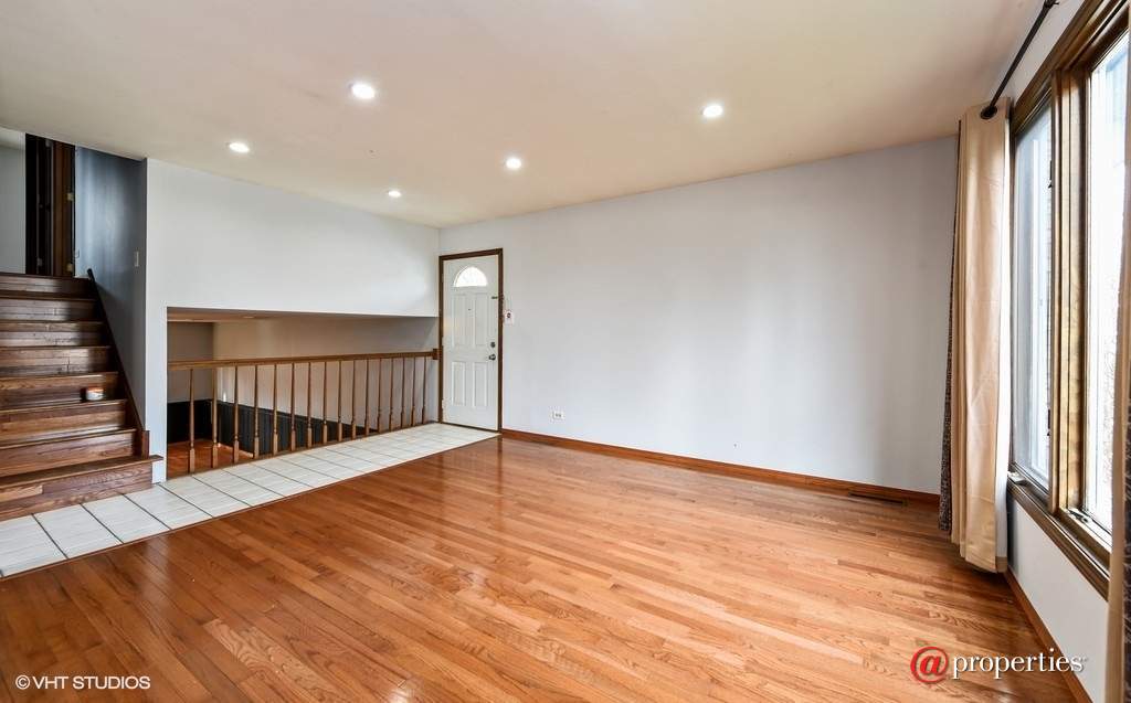 15930 Lorel Avenue Oak Forest, Illinois 60452 - Living Room