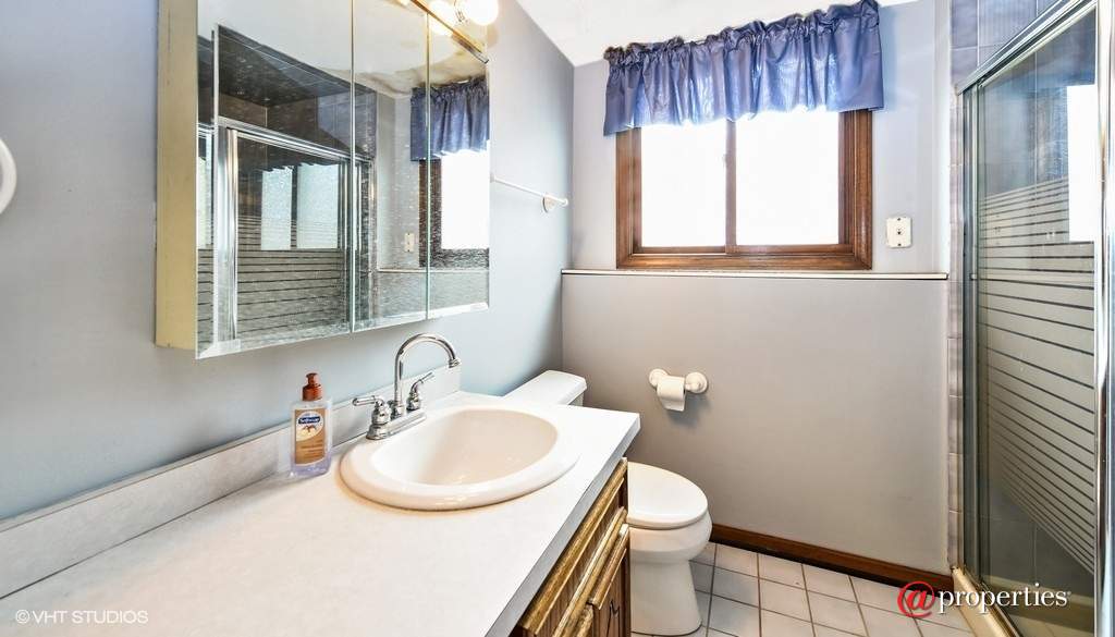 15930 Lorel Avenue Oak Forest, Illinois 60452 - Bathroom