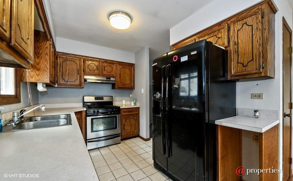 15930 Lorel Avenue Oak Forest, Illinois 60452 - Kitchen