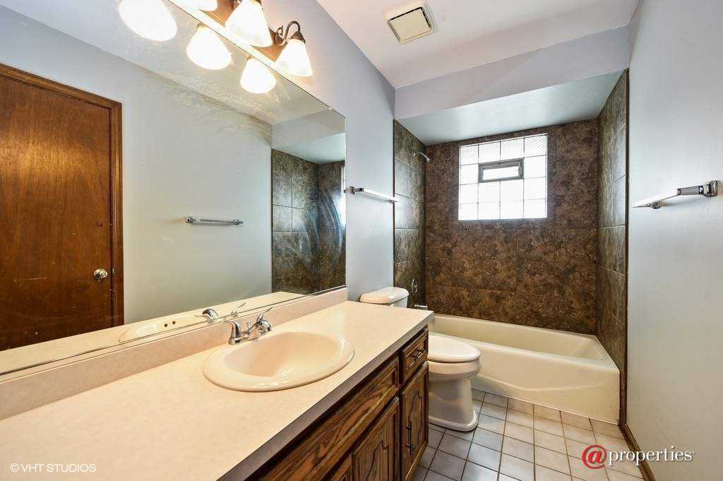 15930 Lorel Avenue Oak Forest, Illinois 60452 - Bathroom