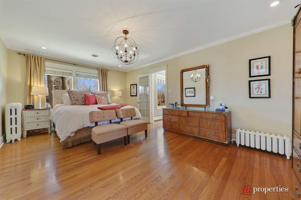 424 Sunset Avenue La Grange, Illinois 60525 - Master Bathroom