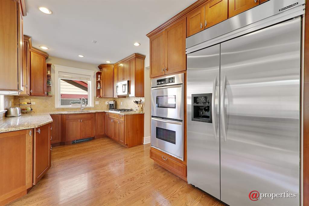 424 Sunset Avenue La Grange, Illinois 60525 - Butler's pantry