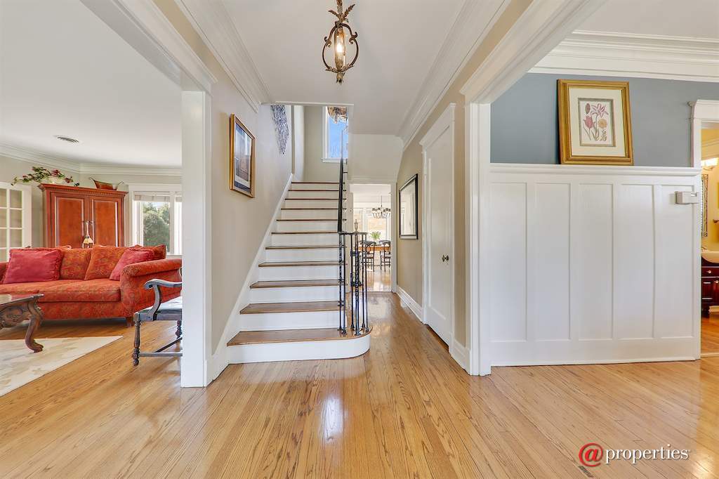 424 Sunset Avenue La Grange, Illinois 60525 - Foyer