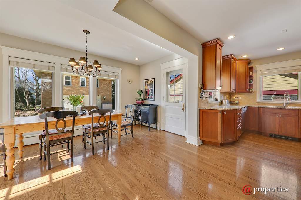 424 Sunset Avenue La Grange, Illinois 60525 - Breakfast Area