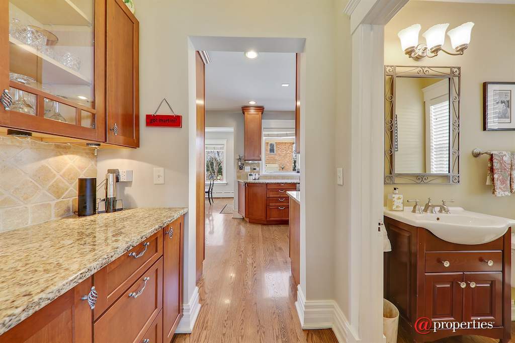 424 Sunset Avenue La Grange, Illinois 60525 - Breakfast Area