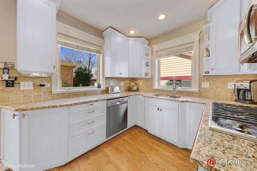 424 Sunset Avenue La Grange, Illinois 60525 - Virtually Painted Cabinets