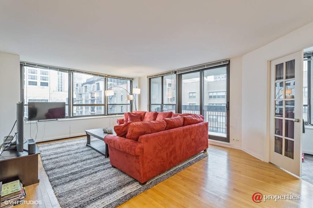 222 E Pearson Street #2309 Chicago, Illinois 60611 - Living Room