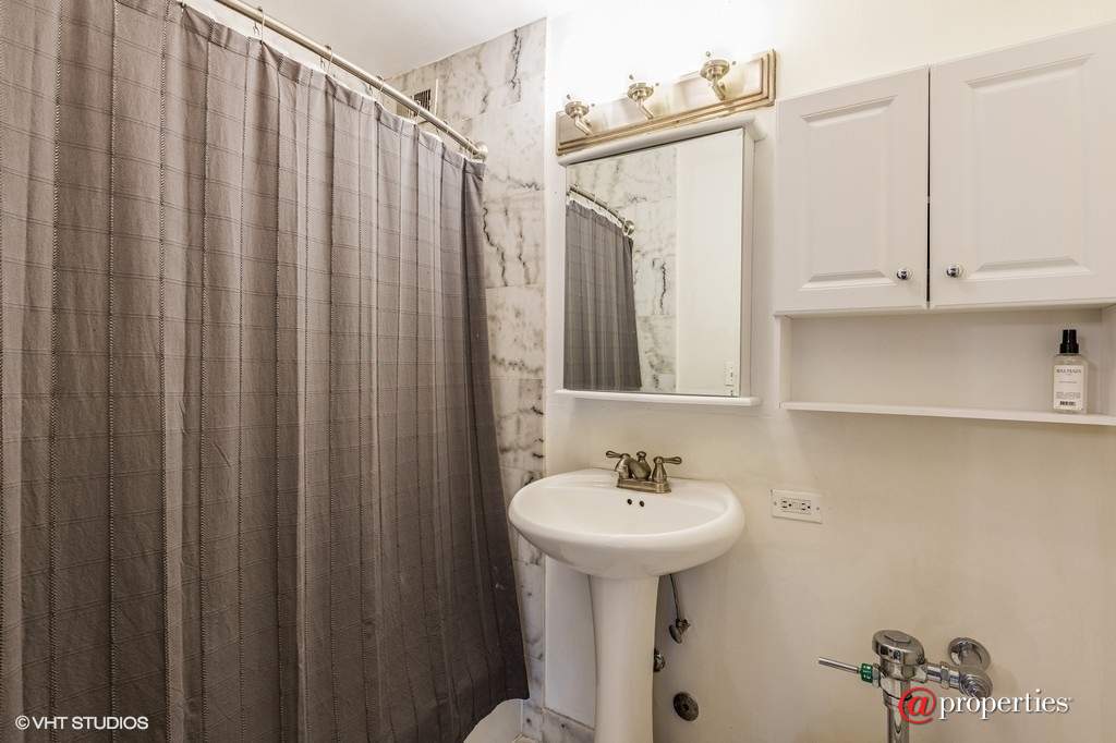 222 E Pearson Street #2309 Chicago, Illinois 60611 - Bathroom