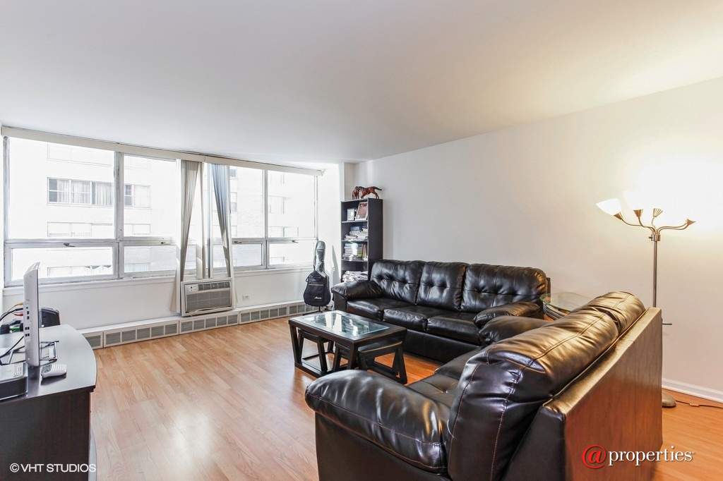 6171 N Sheridan Road #906 Chicago, Illinois 60660 - Living Room
