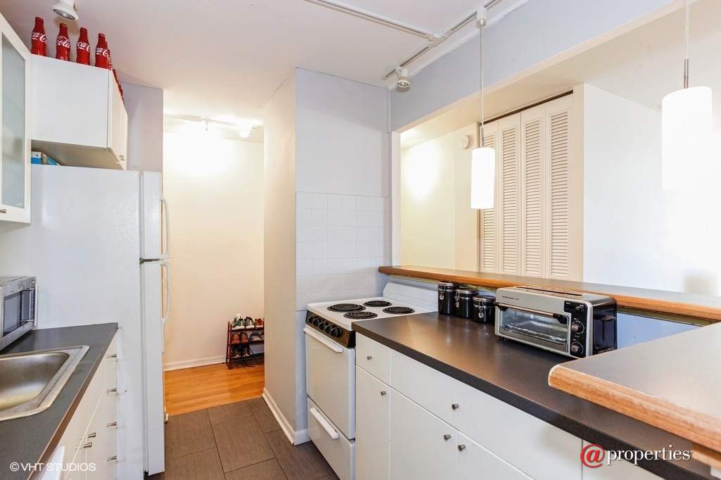 6171 N Sheridan Road #906 Chicago, Illinois 60660 - Kitchen