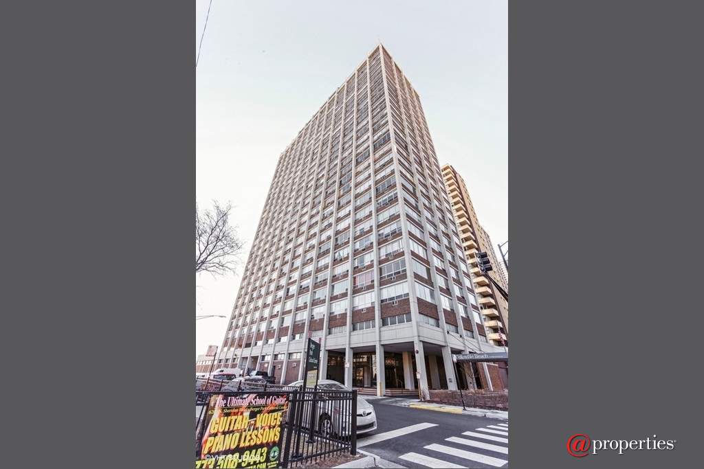 6171 N Sheridan Road #906 Chicago, Illinois 60660 - Front View
