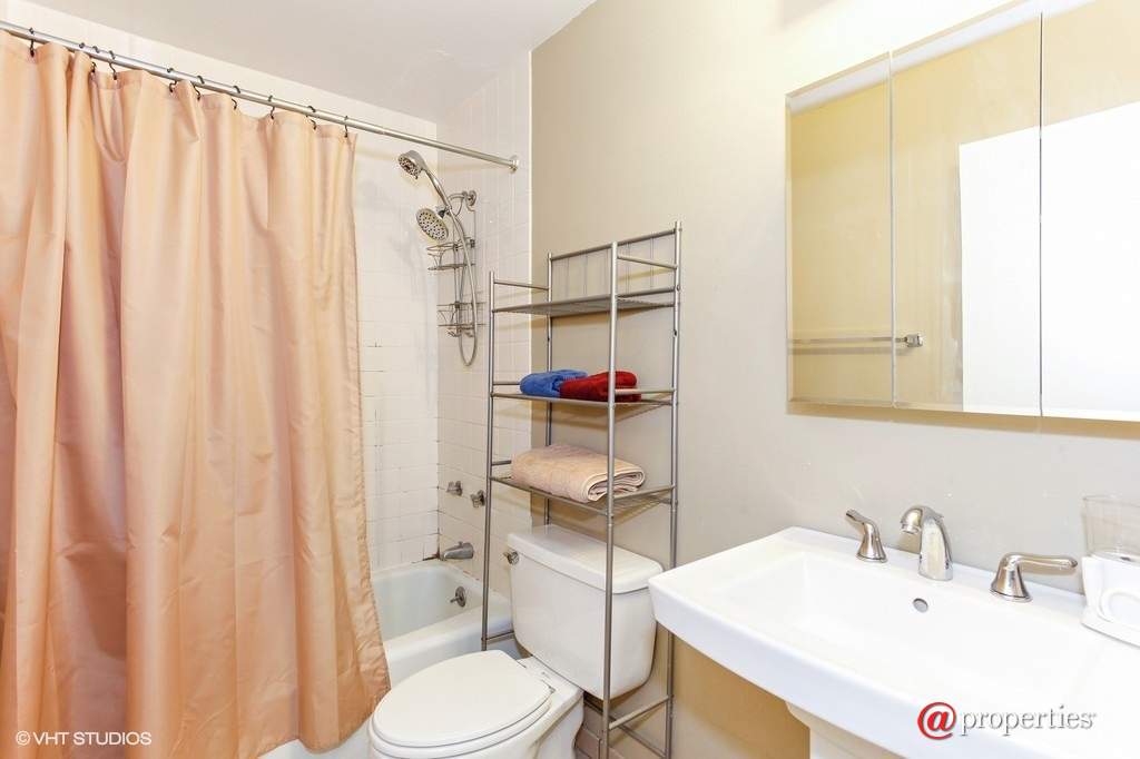 6171 N Sheridan Road #906 Chicago, Illinois 60660 - Bathroom