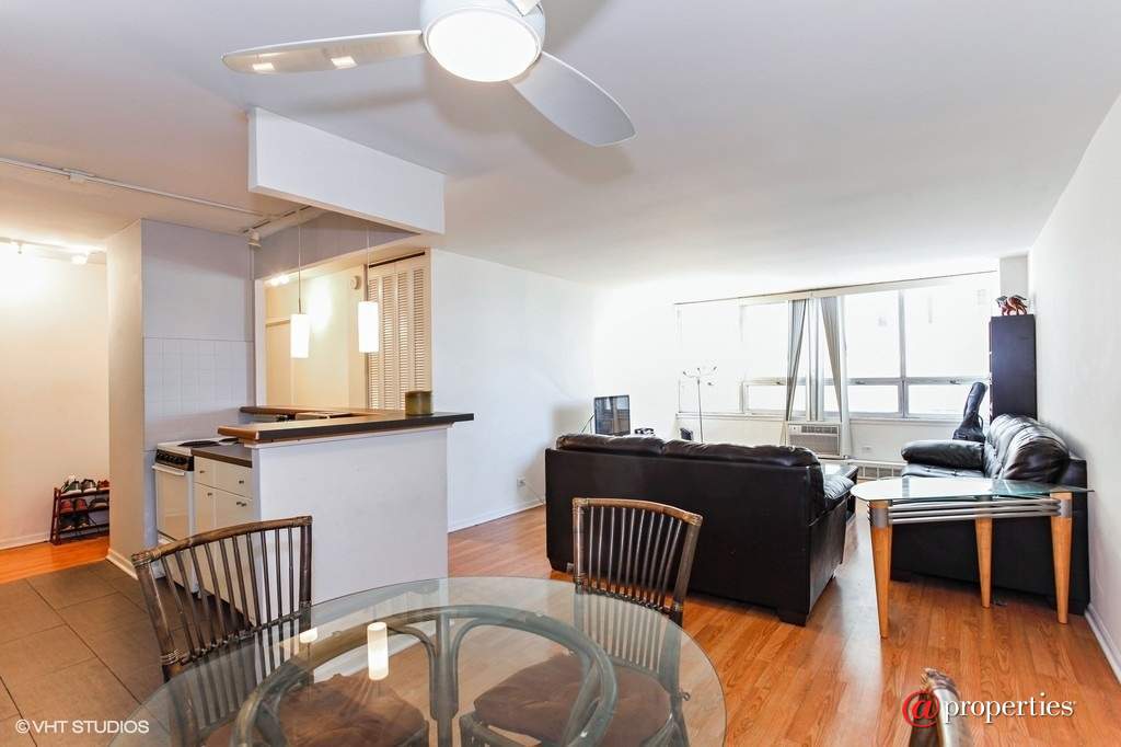 6171 N Sheridan Road #906 Chicago, Illinois 60660 - Living Room / Dining Room